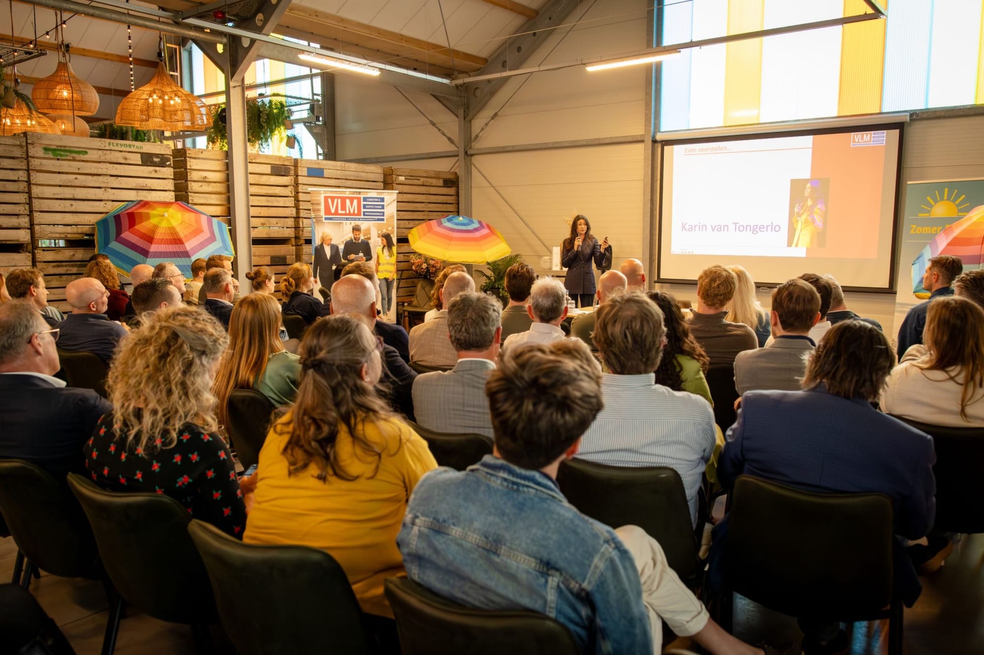 Karin geeft een AI-training voor een volle zaal bij VML