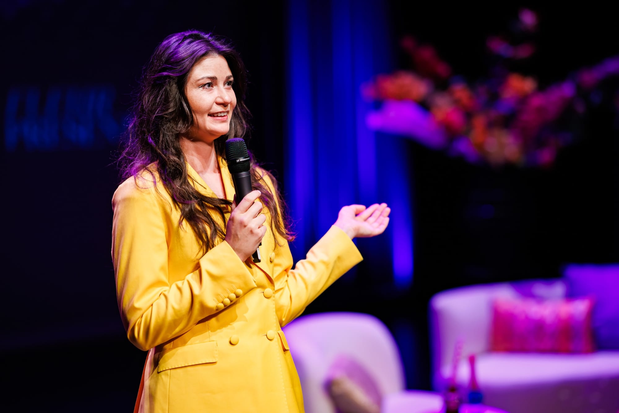 Karin van Tongerlo spreekt tijdens een sessie